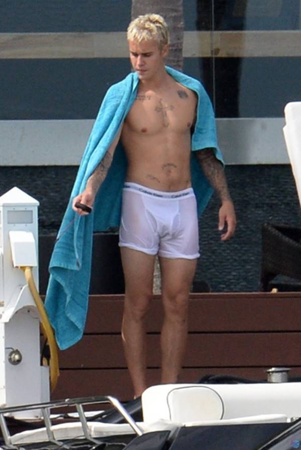 Justin Bieber de cueca branca molhada