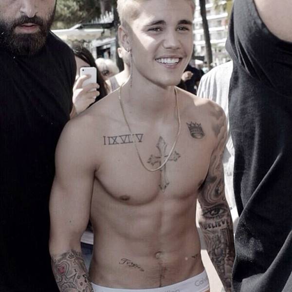 Justin Bieber sem camisa