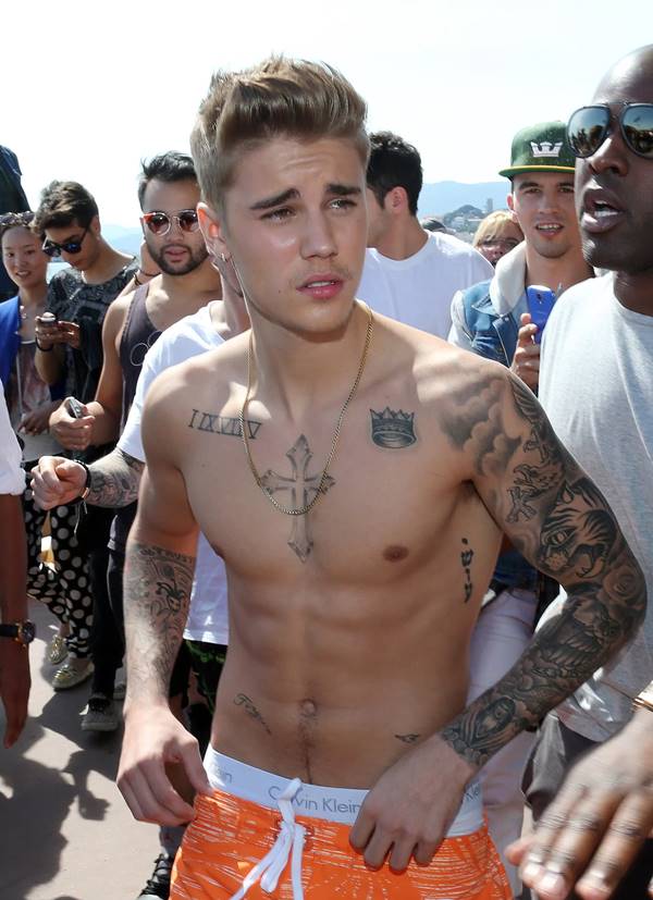 Justin Bieber sem camisa em foto