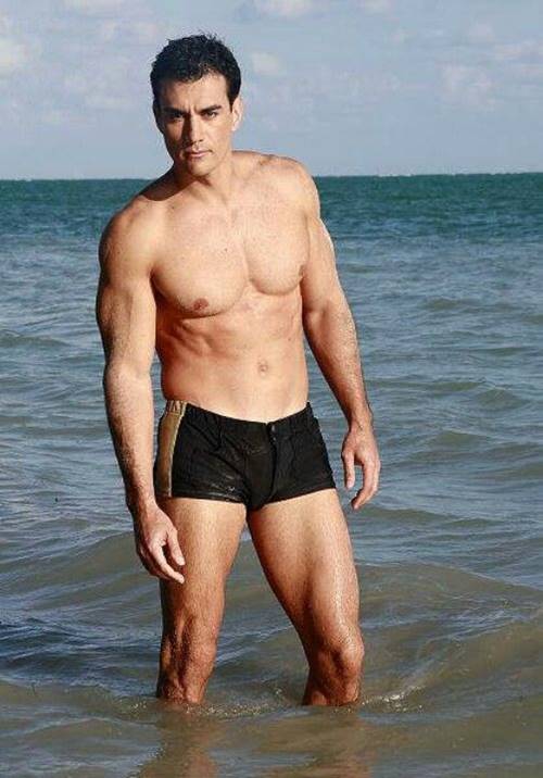 Ator mexicano David Zepeda de sunga na praia