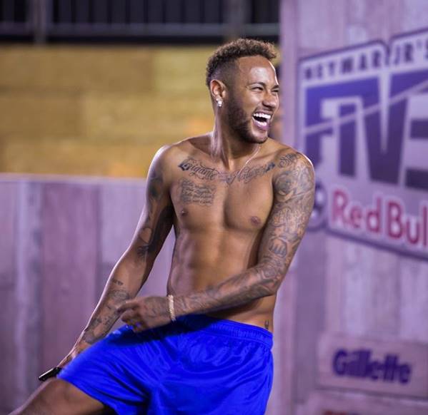 foto de Neymar no campo sem camisa