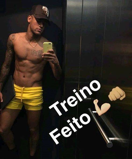 Neymar exibe volume no shorts após o treino
