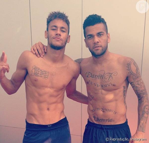 Neymar e Daniel Alves sem camisa