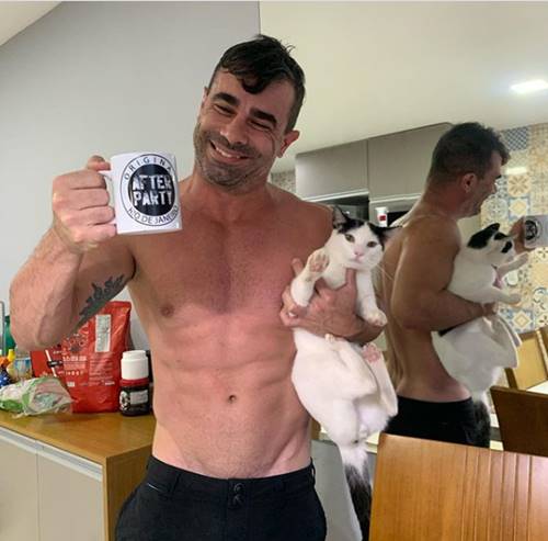 Foto do ex-Power Couple Jorge sousa sem camisa e com gatinho