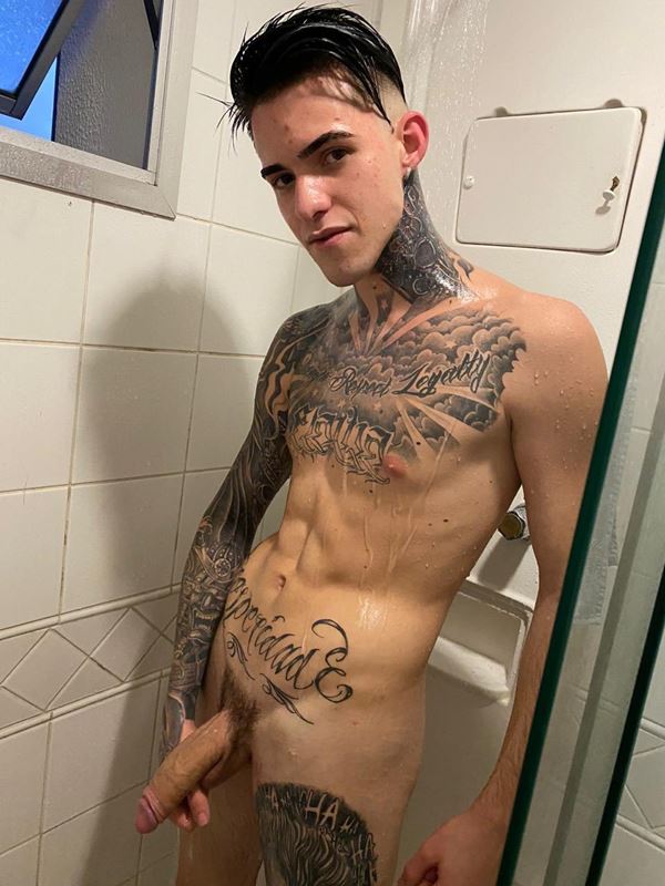 Garoto novinho tatuado pelado no banho e de pau duro