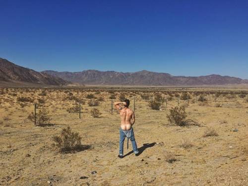 Federico Devito pelado mostrando a bunda no deserto