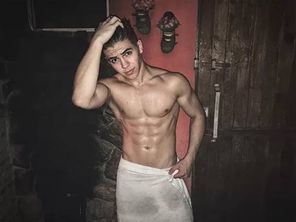 O brasileiro MC Biel de toalha exibindo corpo sarado