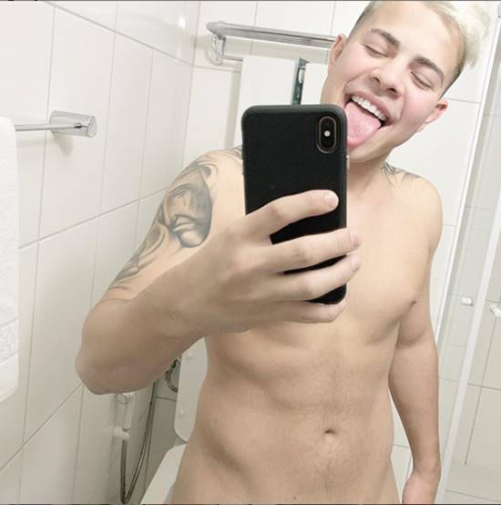 Foto do funkeiro famoso MC Jottapê pelado