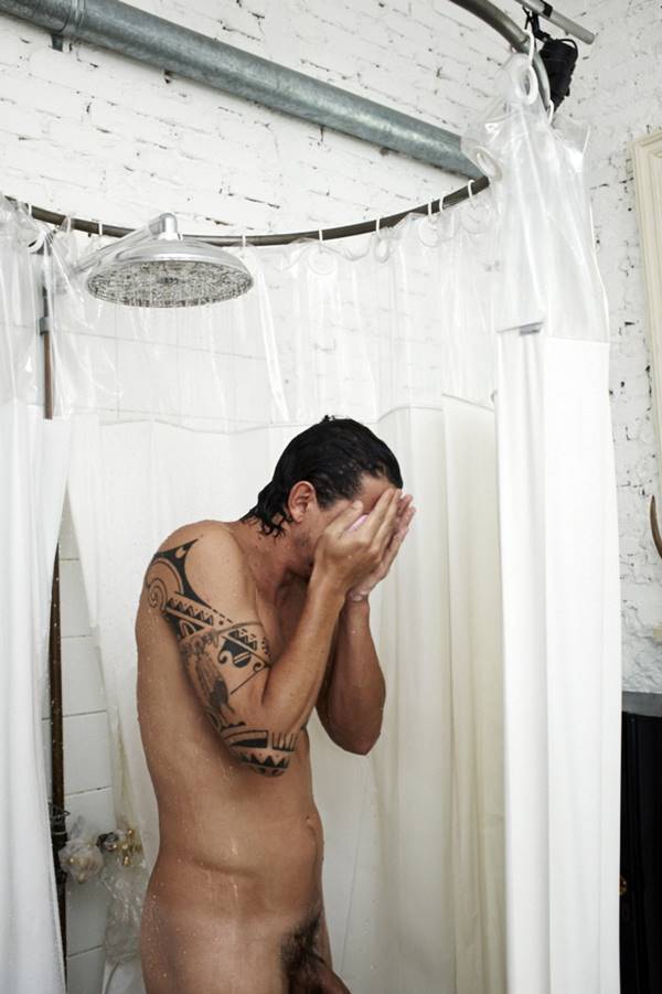Rafael Losso tomando banho nu em foto mostrando o pênis - famosos pelados