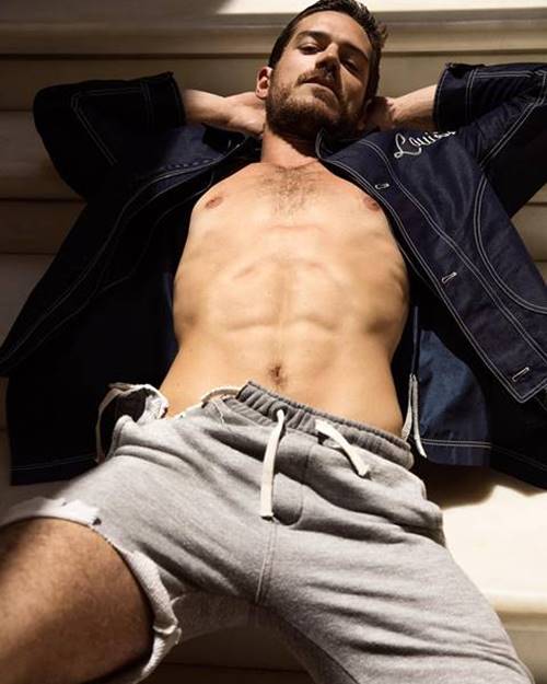 Foto do ator Marcos Pigossi sem camisa