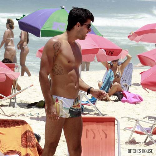 Diego Pombo de sunga na praia