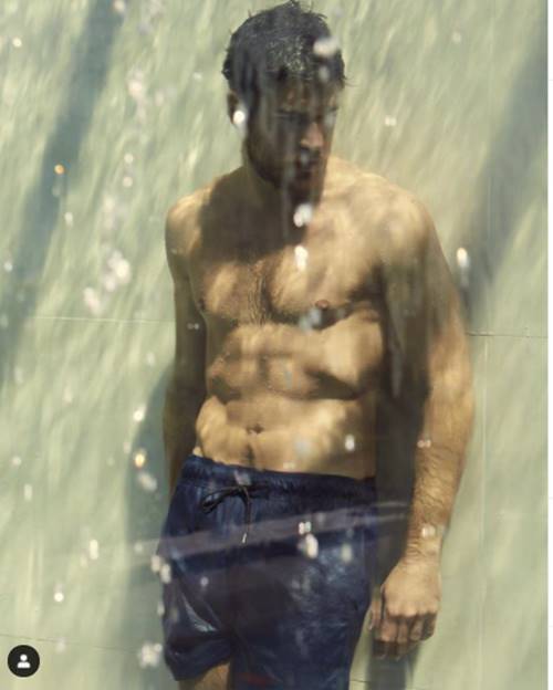 Foto do ator brasileiro Marcos Pigossi sem camisa