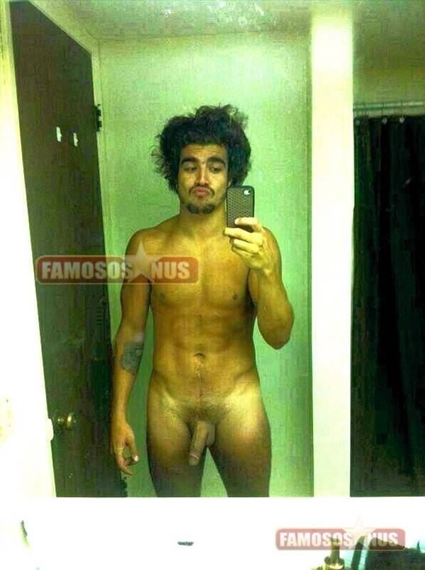 Foto em alta qualidade de Caio Castro pelado mostrando pênis