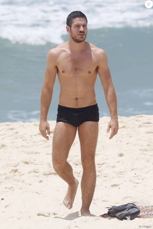 Famosos nus - Marcos Pigossi de sunga na praia foto