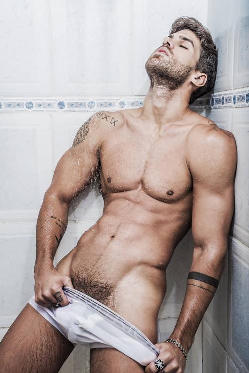 Modelo Rodrigo Malafaia em ensaio sensual mostrando os pelo pubianos
