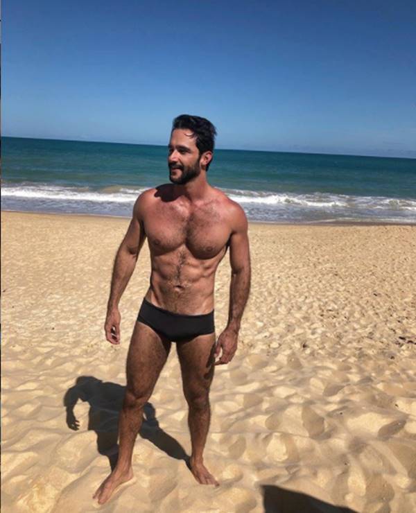 Pedro Melo de sunga na praia