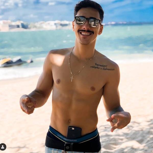 Youtuber Nathan Vitor exibe corpo sarado sem camisa
