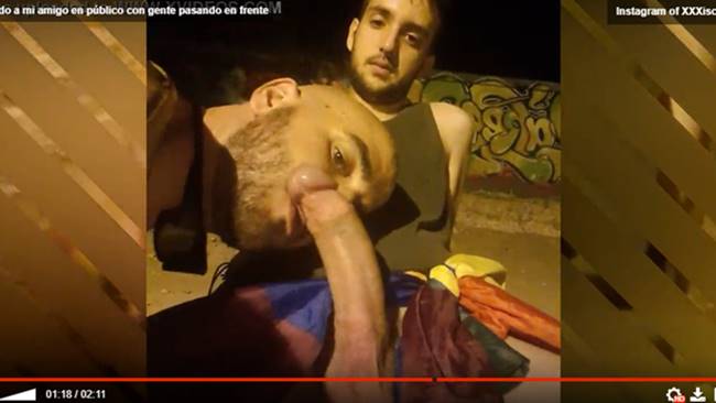 Vídeo de Machos Ao Natural mostra homem mamando a rola do amigo na rua