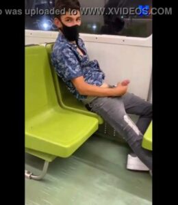 Mascarado batendo punheta no metro