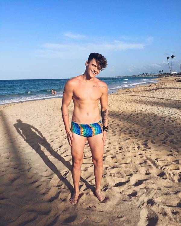Youtuber brasileiro Alex Mapeli de sunga na praia