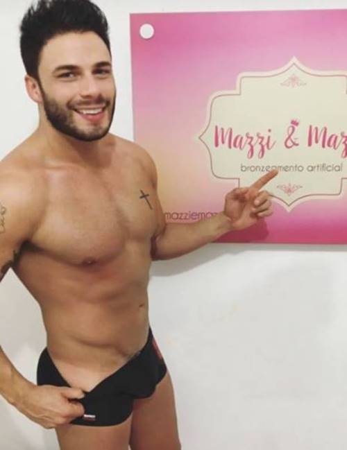 Rodrigo Marim mostrando corpo bronzeado