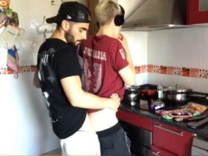Fudendo o namorado enquanto ele cozinha
