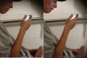 Novinho batendo punheta no banheiro público