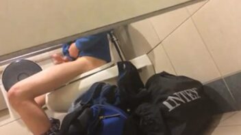 Flagrando novinho batendo uma no banheiro
