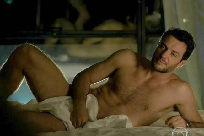 Rodrigo Lombardi pelado na novela Verdades Secretas