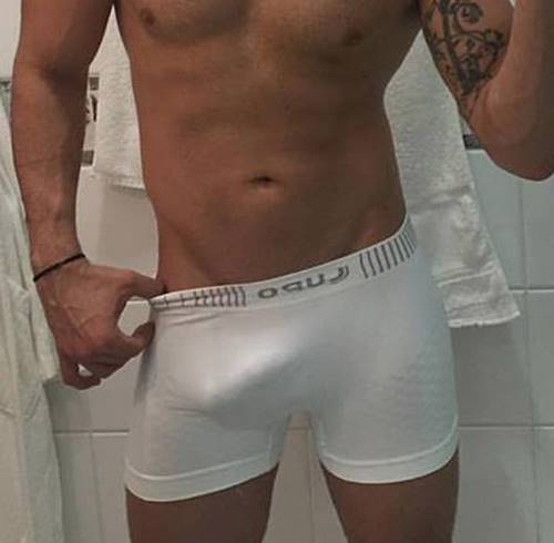 Foto do pênis de Rodrigo Marim marcando na cueca