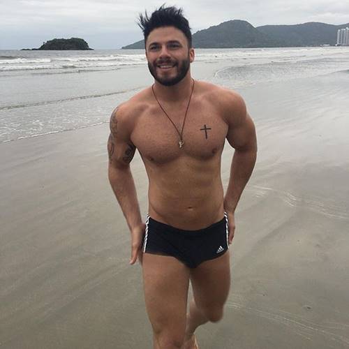 Cantor Rodrigo Marim de sunga na praia
