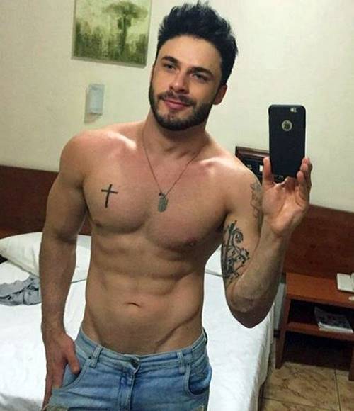 Rodrigo Marim exibe corpo sarado em foto