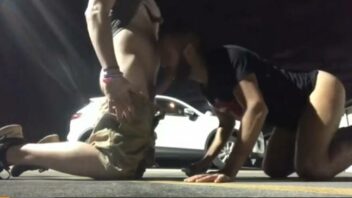 Sexo em lugar público: transando no estacionamento
