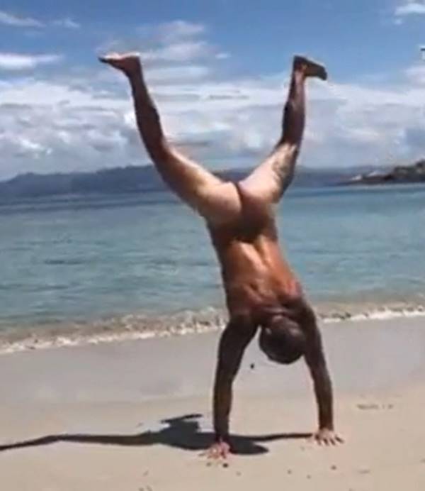 Famosos nus - Ator Paulinho Vilhena pelado na praia mostrando a bunda