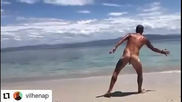Famosos nus - Ator Paulinho Vilhena pelado na praia mostrando a bunda e a rola