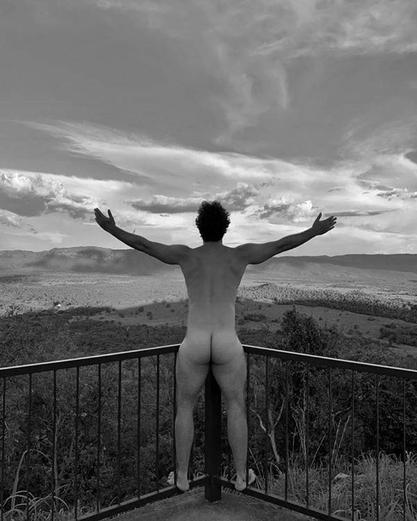 Rainer Cadete pelado mostrando a bunda em foto - Famosos nus