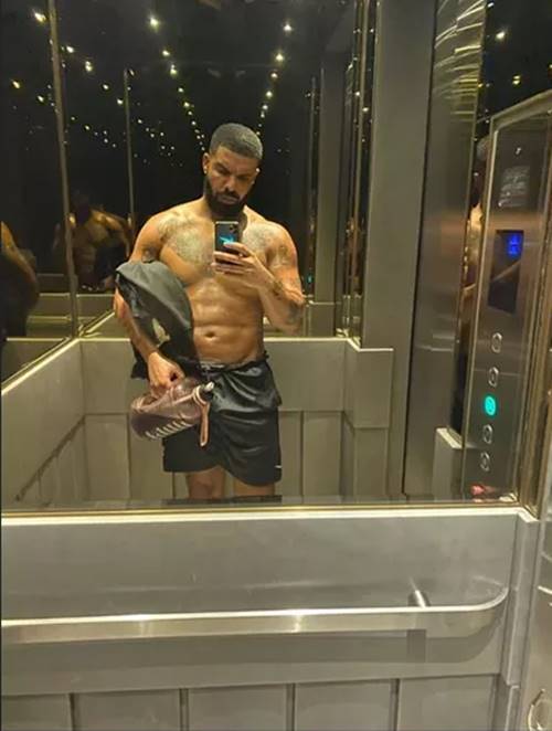 Rapper Drake sem camisa