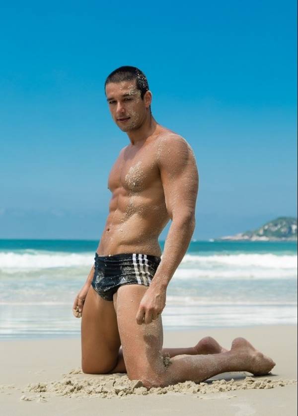 Sérgio Marone de sunga na praia