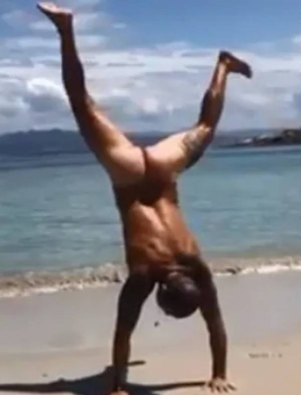 Ator Paulinho Vilhena pelado na praia mostrando a bunda