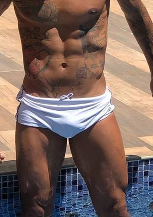 Jogador Felipe Melo com o pênis marcando na sunga branca - Famosos Pelados