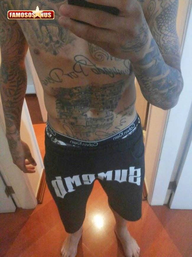 Jogador brasileiro França sem camisa exibe corpo tatuado