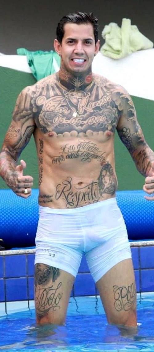 Famosos - Jogador Victor Ramos com o pênis marcando na cueca branca molhada