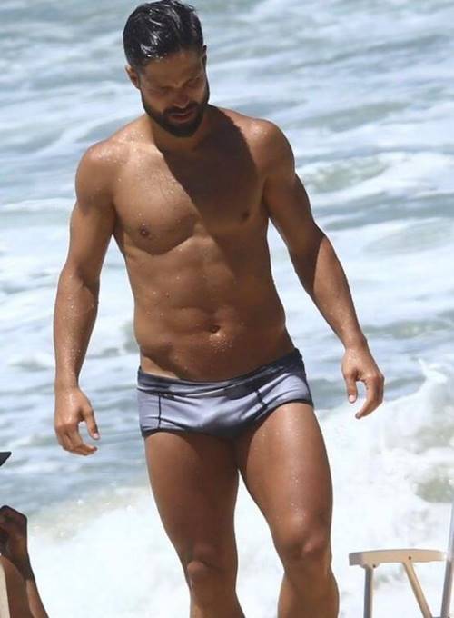 Jogador brasileiro Diego Ribas na praia só de sunga