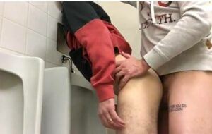 Machos fazendo troca troca no banheiro público