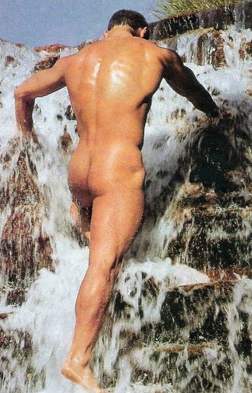 Mateus Carrieri pelado mostrando a bunda na cachoeira