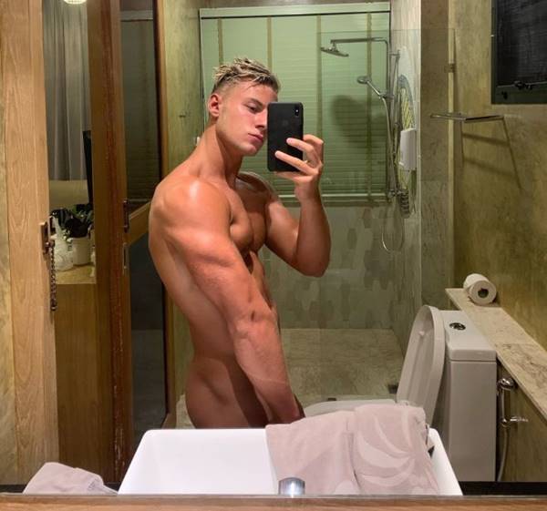 Max Wyatt pelado em foto mostrando a bunda.