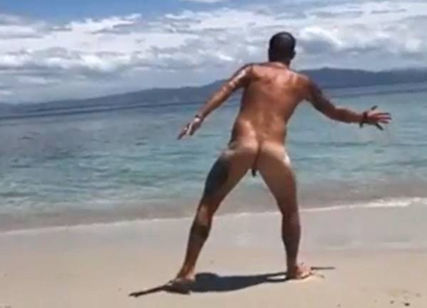 Ator Paulinho Vilhena pelado na praia mostrando a bunda e o pênis