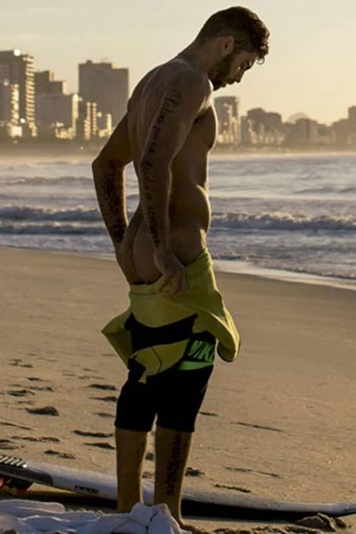 Surfista Pedro Scooby mostrando o bumbum na praia