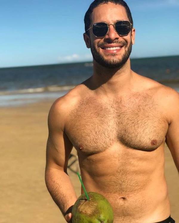 Ex-BBB Antônio vaza fotos do irmão gêmeo completamente nu 