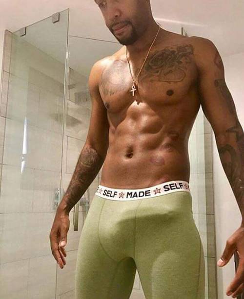 Rapper Safaree Samuel exibindo sua rola grande na calça